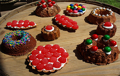 biscuits ou gâteaux en pâte à papier ou papier mâché